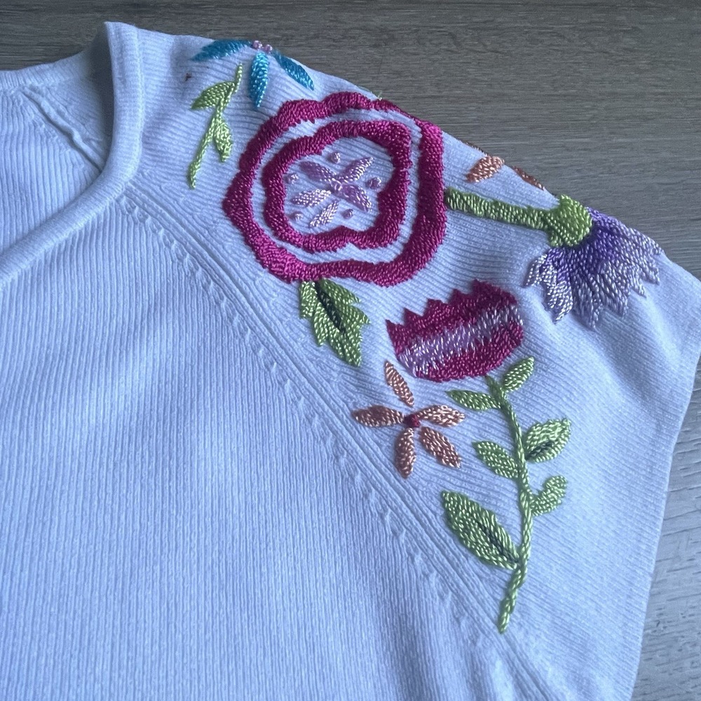Vintage Floral Embroidered Ribbed Top White Medium V-Neck Michelle Nicole Blouse - Picture 7 of 8